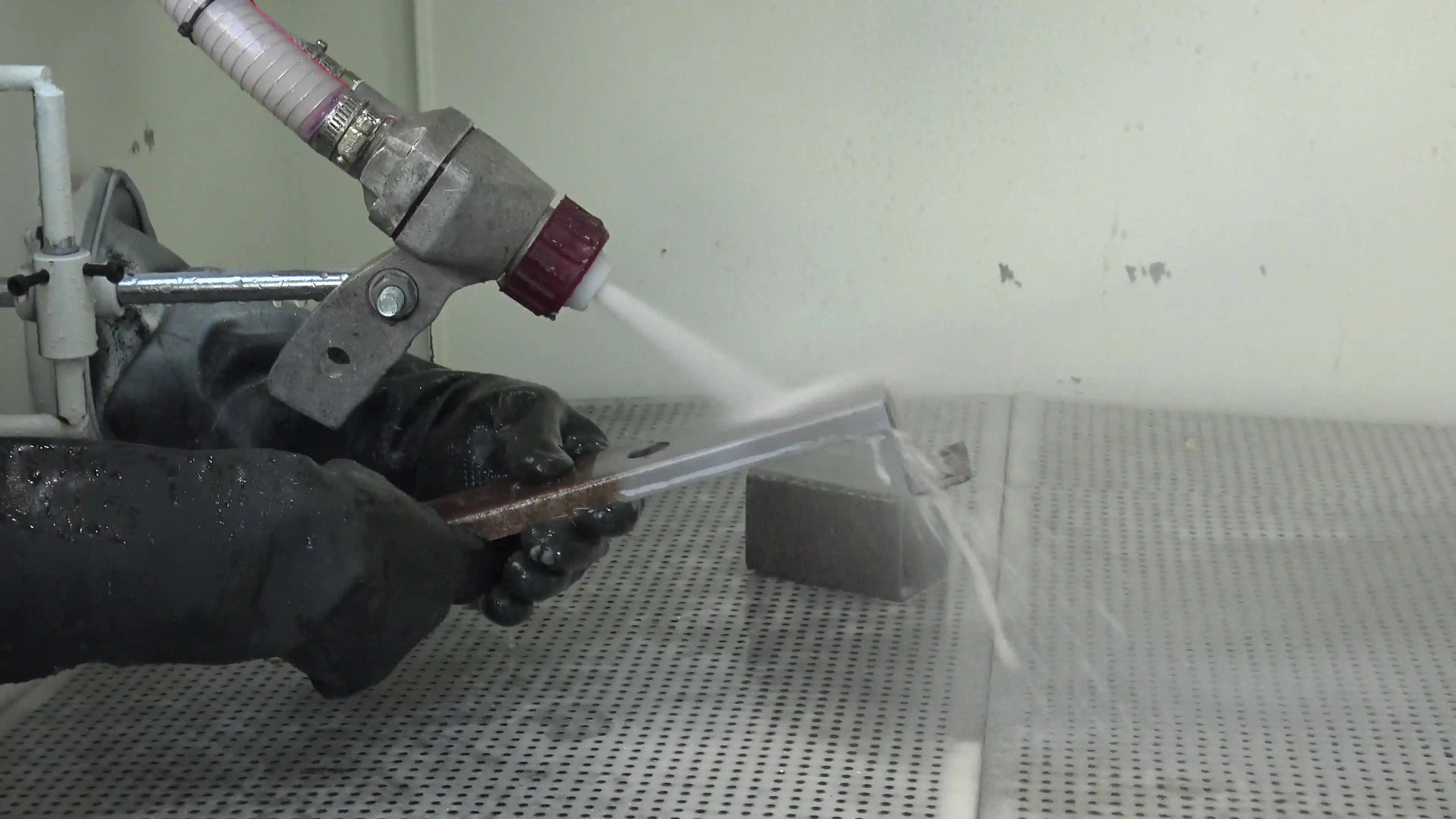 white fused alumina-Sandblasting-for-metal